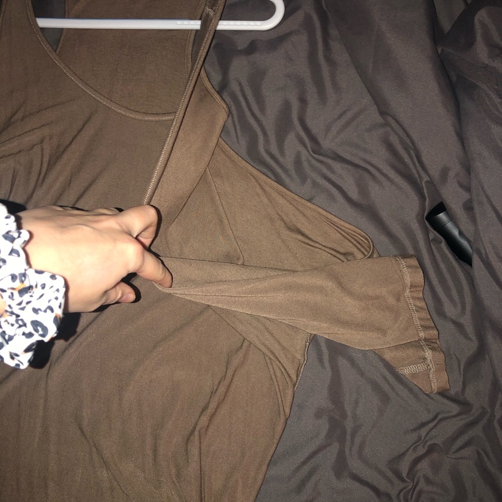 Brown blouse, open sleeve
